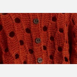 Cardigan i sekvenser med ostehuller