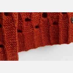 Cardigan i sekvenser med ostehuller