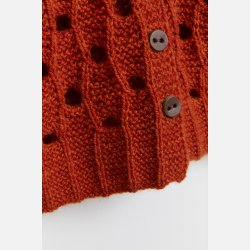 Cardigan i sekvenser med ostehuller