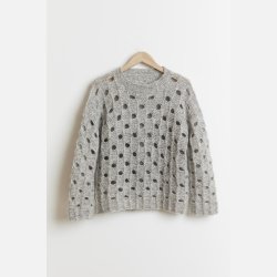 Sweater i sekvenser med forskudte ostehuller 1