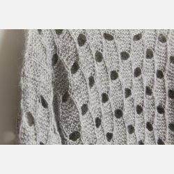 Sweater i sekvenser med forskudte ostehuller 1