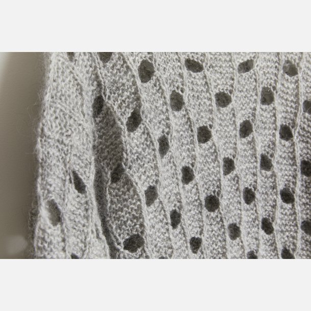 Sweater i sekvenser med forskudte ostehuller 1