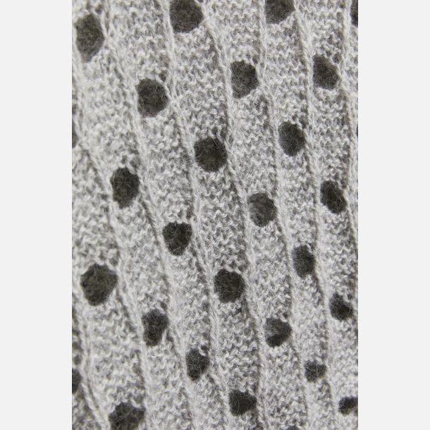 Sweater i sekvenser med forskudte ostehuller 1