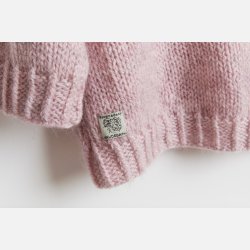 "Torsdag" sweater i plantefarvet garn