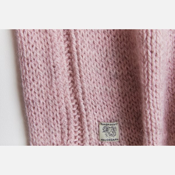 "Torsdag" sweater i plantefarvet garn