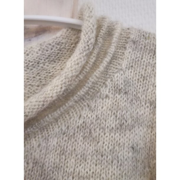 Trje med Bieser p rmer og hals.