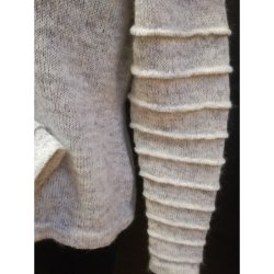 Trje med Bieser p rmer og hals.