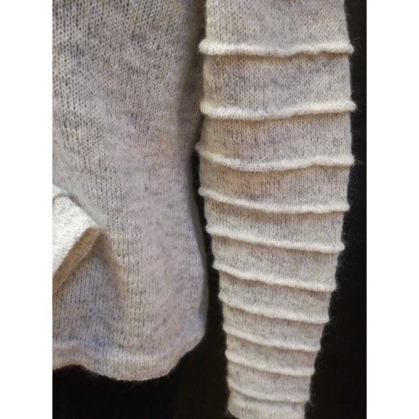 Trje med Bieser p rmer og hals.