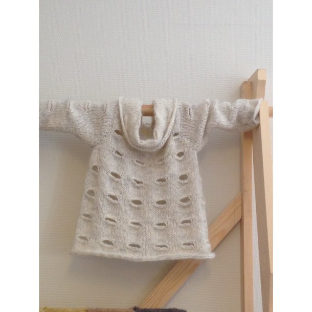 Trje med ostehuller i tykt knudegarn