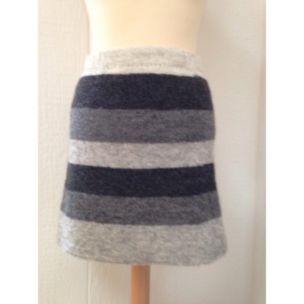 Vendbar nederdel med Striber og ostehuller.